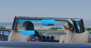 Üstü açık arabayla okyanusun yanından geçen, animasyon sohbet köpükleri yüzen bir çift. Seyahat, yolculuk, yaz, iletişim, sohbet, mesajlaşma