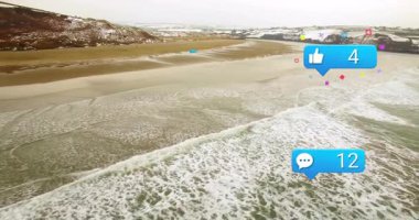 Huzurlu plajları okyanus dalgalarıyla kaplayan sosyal medya bildirimleri. uygulama, doğa, sükunet, uyarı, akıllı telefon, çevrimiçi