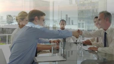 Animasyon projesi, cam konferans masasında farklı profesyonellerin buluşması. İşbirliği, takım çalışması, beyin fırtınası, yaratıcılık, yenilik, multimedya