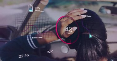 Hız göstergesi ve batarya kullanımı el üstünde araba kullanan kişinin üzerinde. ulaşım, otomotiv, teknoloji, gösterge paneli, yolculuk, seyahat