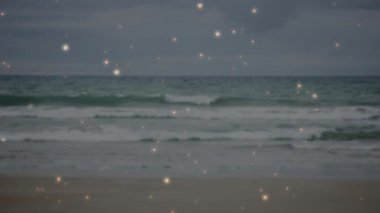 Okyanus dalgaları yavaşça süzülüyor parlayan ışıklarla sahne üzerinde animasyon. Doğa, deniz, sükunet, huzur, huzur