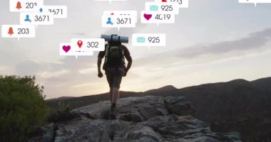 Kayalık arazide yürüyüş yapan, sosyal medya ikonlarının animasyonlarıyla çevrili bir insan. Macera, keşif, teknoloji, bağlantı, dijital, ağ