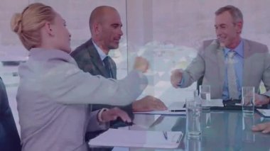 İş adamları ofiste geometrik desenli animasyonla el sıkışıyor. Tokalaşma, işbirliği, anlaşma, şirket, ortaklık, takım çalışması