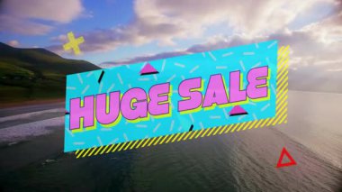 Manzaralı okyanus ve dağ manzarası üzerinde büyük bir metin animasyonu. Promosyon, indirim, pazarlama, doğa, seyahat, macera