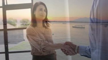 Sakin göl üzerinde el sıkışmak, gün batımı animasyonu sırasında birbirine bağlanan iki kişi. El sıkışma, ortaklık, bağlantı, işbirliği, sükunet, sükunet