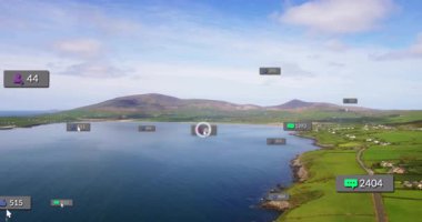 Manzaralı sahil tepeleri ve okyanus üzerinde yüzen sosyal medya bildirimlerinin animasyonu. Doğa, manzara, teknoloji, açık hava, iletişim, dijital