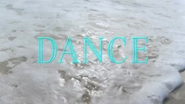 Animasyonda köpüklü okyanus dalgaları üzerinde yüzen turkuaz kelime DANCE. tipografi, soyut, deniz, su, hareket grafikleri, yaratıcılık