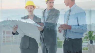 Manzara örtüsü olan planlar gözden geçiriliyor, inşaat başlığı takan mimarlar. Mimarlık, inşaat, planlama, mühendisler, takım çalışması, güvenlik