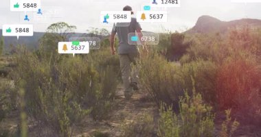 Doğada yürümek, sosyal medya bildirimlerini alan kişi. Dijital, teknoloji, iletişim, açık hava, manzara, internet