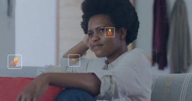 Kanepede dinlenen, dijital enerji animasyonu ve veri örtüsü olan bir kadın. Teknoloji, rahatlama, yenilik, fütüristik, dinlenme, bağlantı