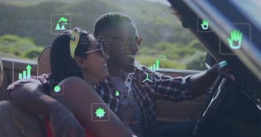 Dijital kod ve grafiklerle araba gezintisinden hoşlanan çift animasyonu örtüyor. Teknoloji, seyahat, yenilik, ulaşım, yol, yolculuk