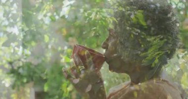 Fincandan içen, canlı canlı yeşil yapraklarla çevrili insan. Doğa, çevre, içecek, çizgi film, canlı, yeşillik