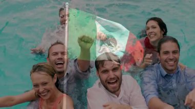 Meksika bayrağıyla yüzmek, bir grup insanın suda eğlenmesi. Kutlama, vatanseverlik, su, birliktelik, rahatlık, kültür