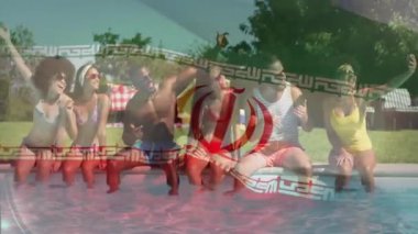 Havuz kenarında, bir grup arkadaş İran bayrağı animasyonu eşliğinde rahatlıyor. eğlence, toplanma, tatil, çok kültürlülük, çeşitlilik, rahatlama