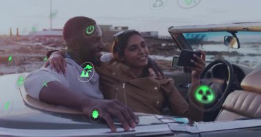 Animasyonda, üstü açık araba kullanan ve çevresini çevreleyen çevre dostu semboller olan çift. Sürdürülebilirlik, çevre, yeşil, yenilenebilir, ulaşım, çizgi film