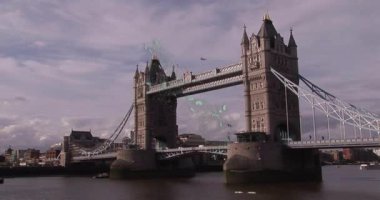 Bulutlu gökyüzüne karşı yapısını kaplayan geometrik animasyonlu Tower Bridge. Mimari, simge, dijital sanat, soyut, ufuk çizgisi, kentsel