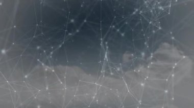 Bulutlu gökyüzü arkaplanı üzerinde bağlantı ve veri işleme animasyonu ağı. Teknoloji, bağlantı, bulut hesaplama, dijital, iletişim, fütürist