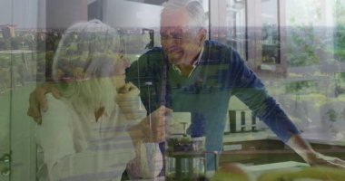 Mutfakta, pencere animasyonundan görünen şehir manzarasıyla konuşan yaşlı bir çift var. Son sınıf, sohbet, yaşam tarzı, şehir, manzara, animasyon