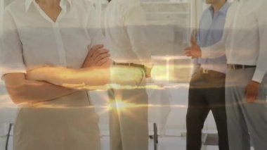 Gülümseyen iş kadını tokalaşma ve günbatımı animasyonlarıyla ofiste. Ortaklık, şirket, başarı, anlaşma, anlaşma, girişimci