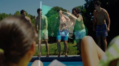 Havuza atlamak, insanlar su sıçratarak güneşli bir günde animasyonun tadını çıkarıyor. Yaz zamanı, yüzme, dinlenme, eğlence, tatil, su