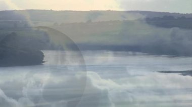 Sakin göl üzerinde bulutlu bir gökyüzü ve manzaralı yuvarlanan tepeler. Doğa, manzara, açık hava, sükunet, huzur, bulutlar