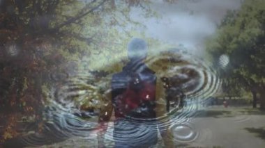 Dalgalanan suyun yanında duran, arka planda ağaçları olan biri, animasyon yaratıyor. Doğa, yaratıcılık, açık hava, ilham, huzur, huzur