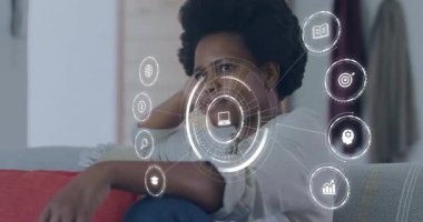 Dijital animasyon simgeleriyle etkileşime giren Afrikalı bir kadın. Teknoloji, rahatlama, etkileşim, yenilik, eğlence, yaratıcılık