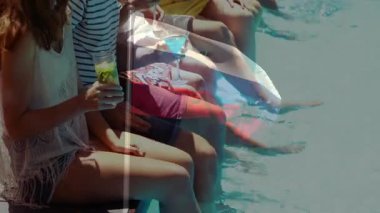 Bir grup arkadaş, havuz kenarında renkli animasyonlarla içkinin keyfini çıkarıyorlar. Parti, yaz, açık hava, rahatlama, eğlence, kutlama