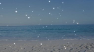 Parlak ışıklar, gün batımında sakin sahil ve okyanus sahnesinde animasyon yaratır. Sükunet