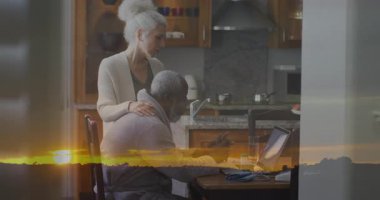 Günbatımı manzarası mutfak masasında oturan yaşlı bir çifti kaplıyor. Yaşlılar, romantizm, altın saat, evcil, huzurlu, yaşam tarzı