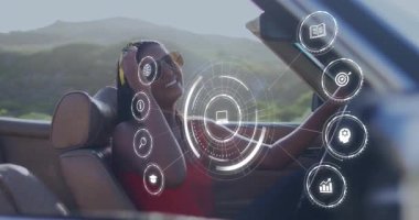 Üstü açık araba kullanan, dijital animasyon simgeleriyle etkileşime giren bir kadın. Teknoloji, etkileşim, yenilik, fütüristik, manzara, yolculuk