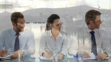 Toplantı odasında, takım iş stratejisini liman sahnesinin animasyonuyla tartışıyor. Takım çalışması, işbirliği, şirket, ofis, beyin fırtınası, tartışma