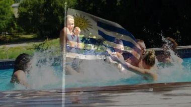 Havuzda dalgalanan Uruguay bayrağı, insanların su sıçratması ve animasyon sahnesinin tadını çıkarması. Havuz başı, su, kutlama, eğlence, toplanma, yaz