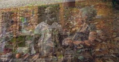 Zemini kaplayan sonbahar yaprakları, sahneye karışan şeffaf figürlerin canlandırması. Yapraklar, mevsimlik, yaratıcılık, gerçeküstü, doğa