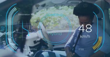 Perhizli emniyet kemeri, dijital gösterge paneli olan kadın hız ve navigasyon animasyonu gösteriyor. Güvenlik, teknoloji, otomobil, ulaşım, yenilik, sürüş