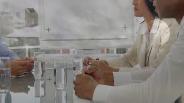 Modern ofiste, iş adamları şehir manzaralı strateji tartışıyorlar. takım çalışması, toplantı, tartışma, işbirliği, şehir manzarası, şirket