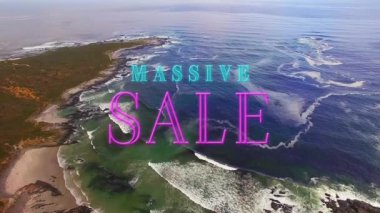 Okyanus kıyı şeridi ve dalgaların animasyonuyla örtüşen devasa satış metinleri. İndirim, promosyon, pazarlama, perakende, animasyon, tasarruf