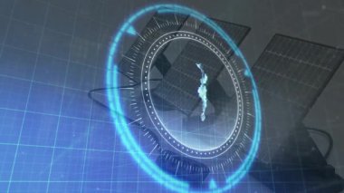 Güneş panelleri üzerinde fütürist dijital arayüzle dönen animasyon. Yenilenebilir, enerji, teknoloji, yenilik, sürdürülebilirlik, çevre dostu