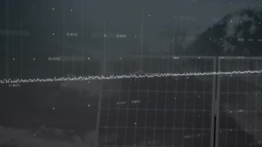 Bulutlu gökyüzü altındaki güneş panelleri üzerinde dijital veri canlandırması. Teknoloji, yenilenebilir, sürdürülebilir, yenilik, çevre, güneş enerjisi