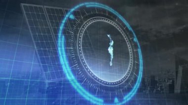 Animasyondaki mavi holografik elementleri gelecekteki şehir manzarası üzerinde döndürüyorum. teknoloji, dijital, hologram, yenilik, şehir, mimari