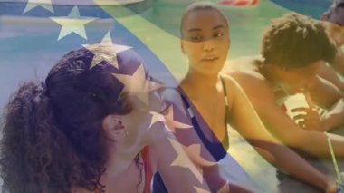 Çeşitli arkadaş grupları havuz başında gülüyor ve yıldızlar animasyonu örtüyor. Parti, kutlama, arkadaşlık, açık hava, yaz, mutluluk