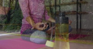 Doğada meditasyon yapan, ağaçlarla çevrili, huzurlu animasyonların tadını çıkaran biri. Meditasyon, sükunet, farkındalık, orman, uyum, rahatlama