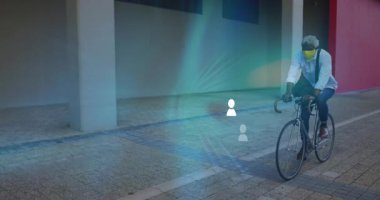 Şehir caddesinde bisiklet sürmek, dijital simgelerin canlandırıldığı maske takan biri. Bisiklet, teknoloji, fütüristik, sağlık, güvenlik, ulaşım