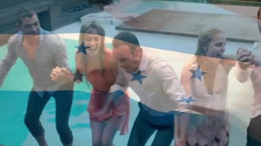 Bir grup insan bayrağın üzerinden yıldız animasyonuyla havuza atlıyor. Yaz, tatil, kutlama, takım çalışması, eğlence, eğlence