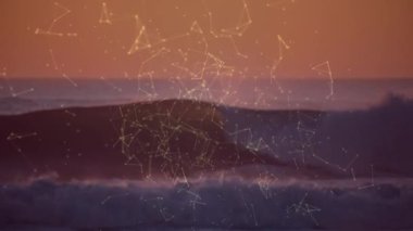 Gün batımında animasyonla okyanus dalgaları üzerinde ağ oluşturan parlak bağlantılar. Teknoloji, bağlantı, dijital, yenilik, fütüristik, iletişim