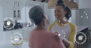 Evde sarılmalar, arka planda animasyon oluşturan dijital simgeleri olan insanlar. Teknoloji, bağlantı, iletişim, etkileşim, arkadaşlık