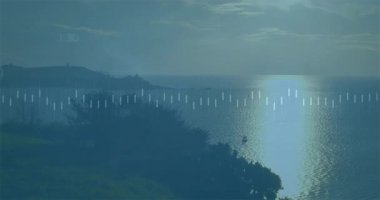 Güneş ışığını yansıtan sakin kıyı manzarası üzerinde borsa veri animasyonu. Finans, yatırım, büyüme, analitik, üst üste, dijital