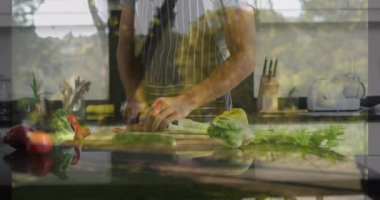 Mutfakta sebze doğramak, pencerelerde bahçe yansıması görmek. Aşçılık, aşçılık, yemek hazırlığı, yaşam tarzı, ev, taze