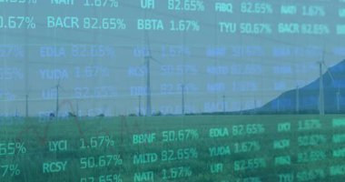 Yeşil alandaki rüzgar türbinleri üzerinde borsa veri animasyonu. Yenilenebilir, enerji, yatırım, sürdürülebilirlik, çevre dostu, finans