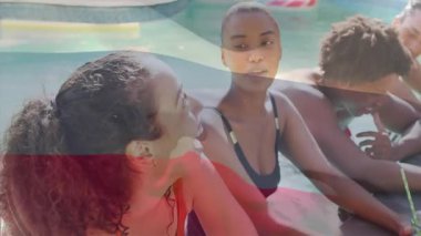 Havuz başında gülüyor ve rahatlıyor, insanlar renkli bir şekilde animasyondan zevk alıyor. Tatil, eğlence, yaz, mutluluk, rahatlama.